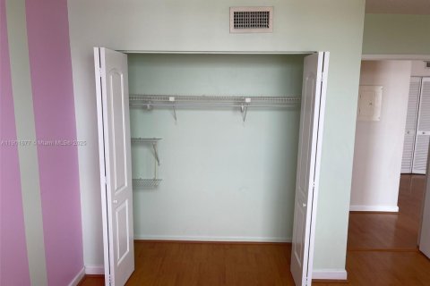 Condo in Miami, Florida, 2 bedrooms  № 1953218 - photo 17