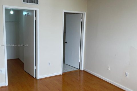 Condo in Miami, Florida, 2 bedrooms  № 1953218 - photo 8
