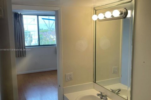 Condo in Miami, Florida, 2 bedrooms  № 1953218 - photo 15