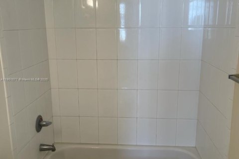 Condo in Miami, Florida, 2 bedrooms  № 1953218 - photo 11