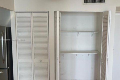 Condo in Miami, Florida, 2 bedrooms  № 1953218 - photo 19