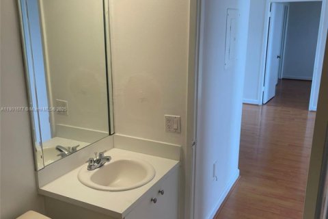 Condo in Miami, Florida, 2 bedrooms  № 1953218 - photo 22