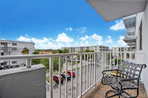 Condo in Miami, Florida, 2 bedrooms  № 1953218 - photo 1