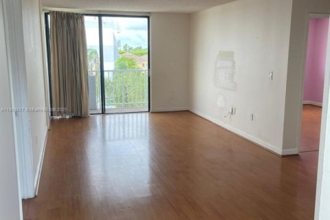 Condo in Miami, Florida, 2 bedrooms  № 1953218 - photo 5