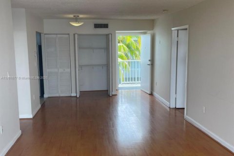 Condo in Miami, Florida, 2 bedrooms  № 1953218 - photo 4