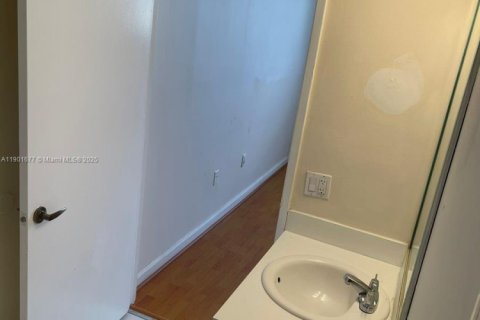 Condo in Miami, Florida, 2 bedrooms  № 1953218 - photo 14