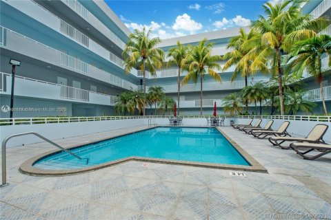 Condo in Miami, Florida, 2 bedrooms  № 1953218 - photo 2