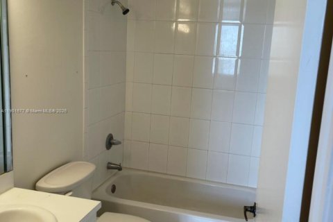 Condo in Miami, Florida, 2 bedrooms  № 1953218 - photo 12