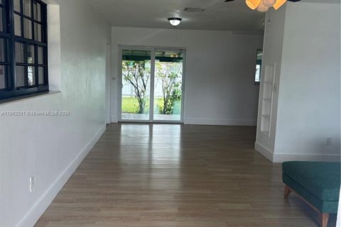 Снять в аренду виллу или дом в Майами, Флорида 3 спальни, 107.12м2, № 1957772 - фото 1