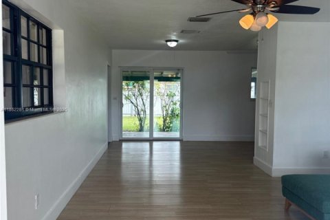 Снять в аренду виллу или дом в Майами, Флорида 3 спальни, 107.12м2, № 1957772 - фото 11