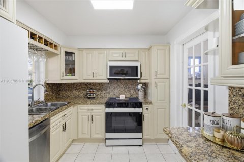 Villa ou maison à vendre à Hollywood, Floride: 3 chambres, 126.35 m2 № 1963253 - photo 13