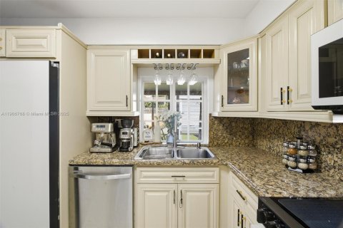 Villa ou maison à vendre à Hollywood, Floride: 3 chambres, 126.35 m2 № 1963253 - photo 14