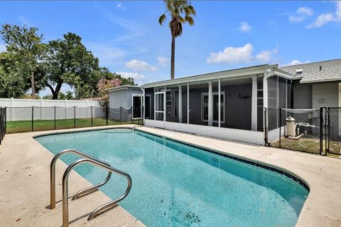 House in Tampa, Florida 4 bedrooms, 136.19 sq.m. № 2334241