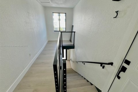 Commercial property in Miami, Florida 314.57 sq.m. № 1882439 - photo 9