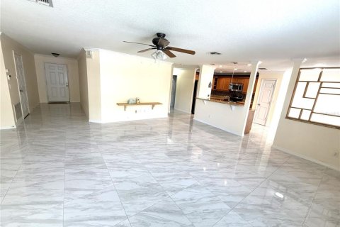 House in Clermont, Florida 3 bedrooms, 146.88 sq.m. № 2222269 - photo 7
