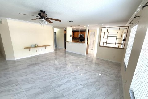 House in Clermont, Florida 3 bedrooms, 146.88 sq.m. № 2222269 - photo 8