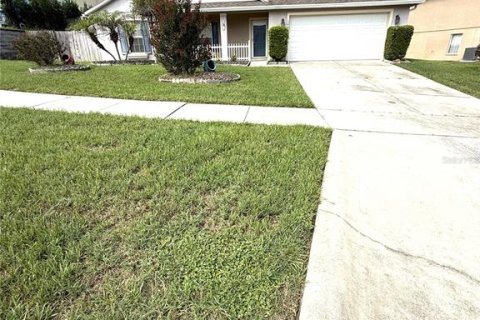 House in Clermont, Florida 3 bedrooms, 146.88 sq.m. № 2222269 - photo 2