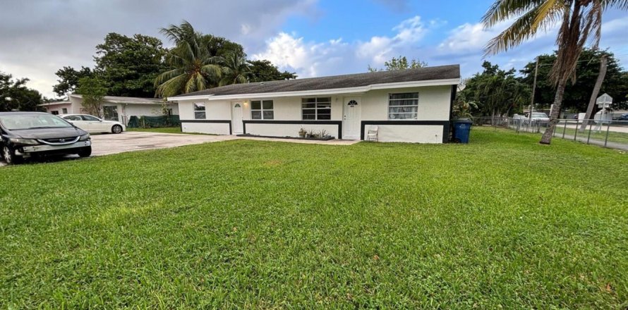 Commercial property in Hallandale Beach, Florida 215.72 sq.m. № 2146182