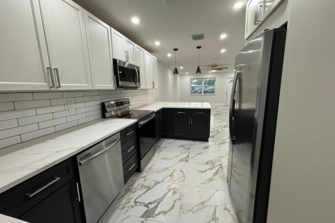 Commercial property in Hallandale Beach, Florida 215.72 sq.m. № 2146182 - photo 4