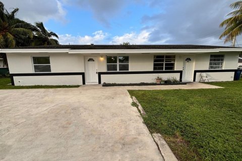 Commercial property in Hallandale Beach, Florida 215.72 sq.m. № 2146182 - photo 2