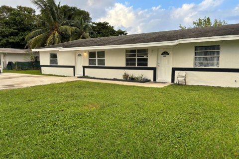 Commercial property in Hallandale Beach, Florida 215.72 sq.m. № 2146182 - photo 3