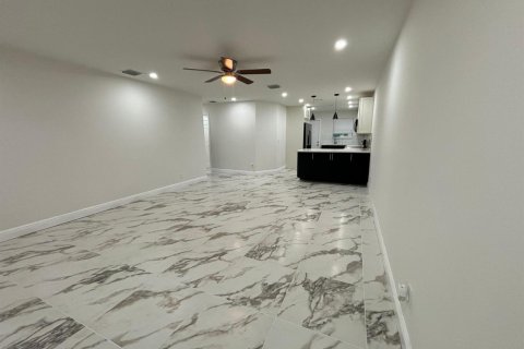 Commercial property in Hallandale Beach, Florida 215.72 sq.m. № 2146182 - photo 6
