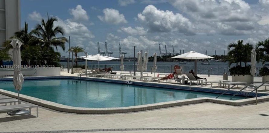 Студия в кондо в Майами-Бич, Флорида № 2053675