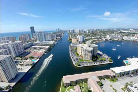 Condominio en venta en Hallandale Beach, Florida, 2 dormitorios, 95.69 m2 № 1764796 - foto 2