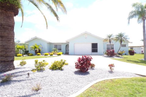Villa ou maison à louer à Punta Gorda, Floride: 5 chambres, 242.94 m2 № 1771807 - photo 1