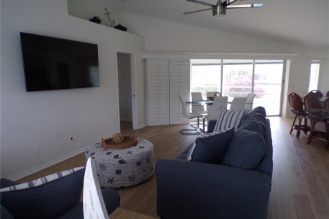 Villa ou maison à louer à Punta Gorda, Floride: 5 chambres, 242.94 m2 № 1771807 - photo 4