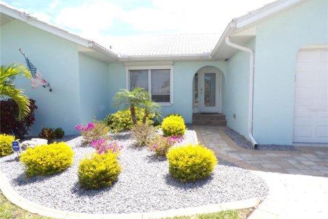 Villa ou maison à louer à Punta Gorda, Floride: 5 chambres, 242.94 m2 № 1771807 - photo 2