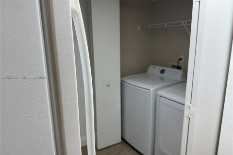 Condo in Coral Springs, Florida, 2 bedrooms  № 2020637 - photo 17