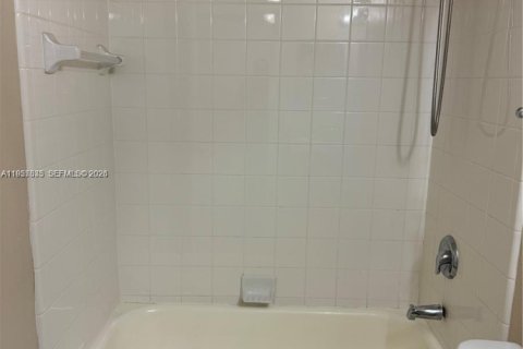 Condo in Coral Springs, Florida, 2 bedrooms  № 2020637 - photo 7