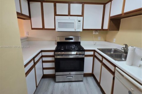 Condo in Miami, Florida, 1 bedroom  № 2001948 - photo 3