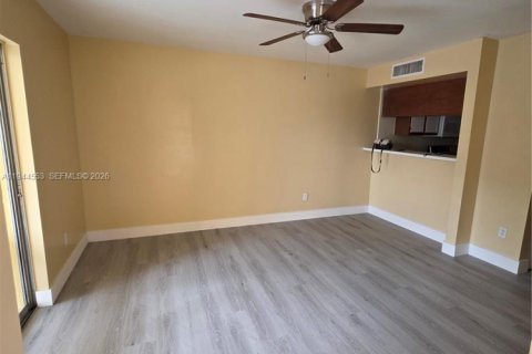 Condo in Miami, Florida, 1 bedroom  № 2001948 - photo 5