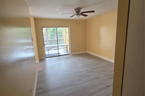 Condo in Miami, Florida, 1 bedroom  № 2001948 - photo 6