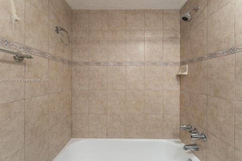 Купить кондоминиум в Халландейл-Бич, Флорида 2 спальни, 89.65м2, № 1478914 - фото 6