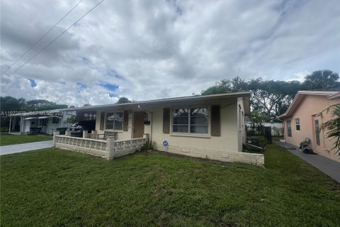 House in Tamarac, Florida 2 bedrooms, 93.65 sq.m. № 2033085 - photo 3