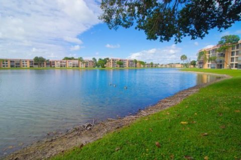 Condo in Pompano Beach, Florida, 2 bedrooms  № 2083675 - photo 12