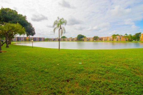 Condo in Pompano Beach, Florida, 2 bedrooms  № 2083675 - photo 13