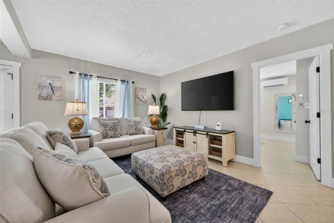 Casa en venta en Indian Rocks Beach, Florida, 3 dormitorios, 155.89 m2 № 1907484 - foto 13