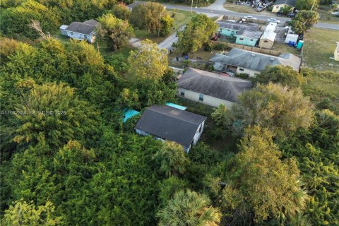 House in Vero Beach, Florida 2 bedrooms, 75.81 sq.m. № 2023997 - photo 4