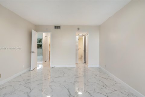 Condo in North Miami, Florida, 1 bedroom № 2082334 - photo 13