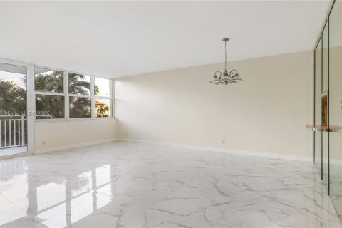 Condo in North Miami, Florida, 1 bedroom  № 2082334