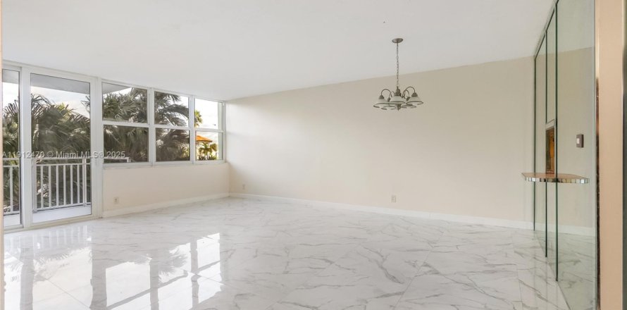 Condo in North Miami, Florida, 1 bedroom № 2082334
