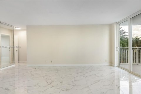 Condo in North Miami, Florida, 1 bedroom № 2082334 - photo 8
