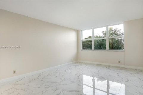 Condo in North Miami, Florida, 1 bedroom № 2082334 - photo 11