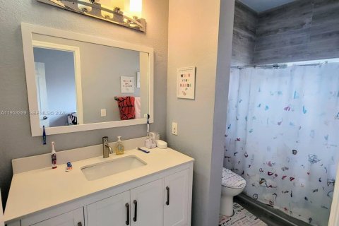 Townhouse in Tamarac, Florida 3 bedrooms, 132.66 sq.m. № 2008440 - photo 12