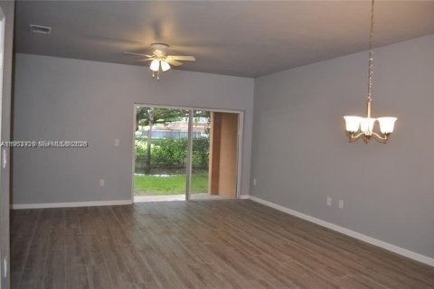 Townhouse in Tamarac, Florida 3 bedrooms, 132.66 sq.m. № 2008440 - photo 3