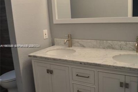 Townhouse in Tamarac, Florida 3 bedrooms, 132.66 sq.m. № 2008440 - photo 11